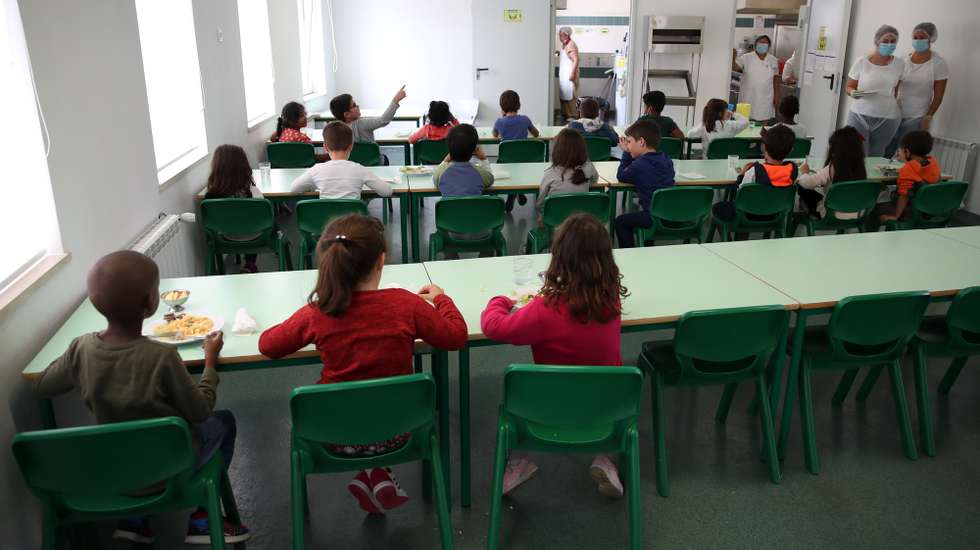 Equipas multidiciplinares da Câmara Municipal de Lisboa e da Saúde durante as vistorias a todas as escolas da cidade de Lisboa para verificar cumprimento dos planos de contingência e medidas da DGS devido à pandemia de covid-19, escola EB1 e Jardim de Infância do Armador, em Marvila, 02 de outubro de 2020. Ao longo de uma hora, a equipa andou pelos corredores da escola, sinalizados com setas coloridas para indicar os percursos de entrada e saída de cada espaço e os sentidos em que os alunos devem circular, fazendo perguntas sobre a divisão dos espaços e forma como as ‘bolhas’ de crianças estão organizadas. MANUEL DE ALMEIDA/LUSA