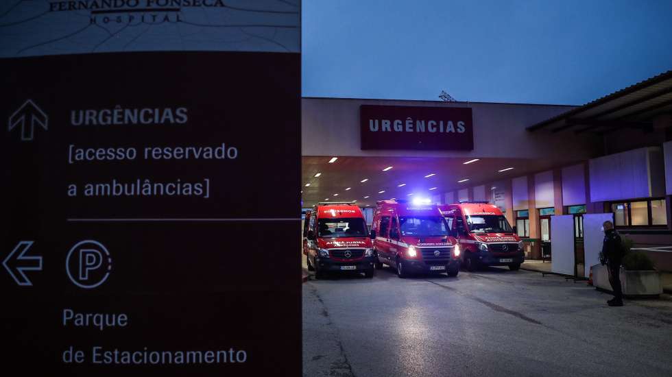 epa08969334 Paramedics transport COVID-19 patients from Amadora Sintra Hospital to Luz Hospital in Lisbon, in Amadora, Portugal, 27 January 2021, due to the rising of hospitalizations. The Amadora-Sintra Hospital moved a team of doctors, nurses and auxiliaries to accompany the 19 patients who are being transferred to the infirmary that will open at Hospital da Luz in Lisbon.  EPA/MARIO CRUZ
