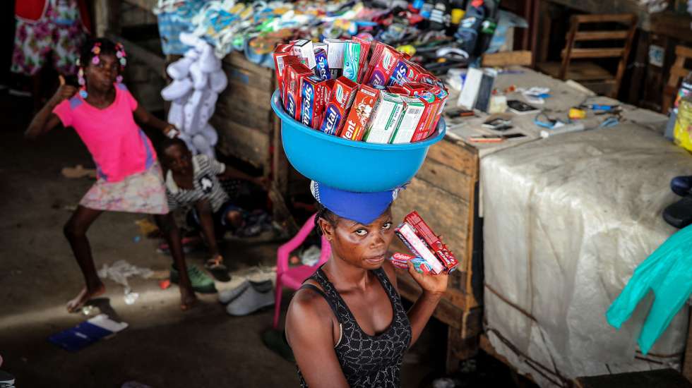 Vendedoras ambulante no mercado de Eskwanzas, queixam-se da “fraca rentabilidade” da atividade que há um ano, por força das limitações da covid-19, cinge-se apenas numa “batalha” para a “busca do pão para os filhos” e ausência de lucros, em Luanda, Angola, 17 de março de 2021. As “zungueiras”, como são conhecidas as vendedoras ambulantes em Angola, afirmam que a atividade deixou de ser rentável, sobretudo devido à covid-19, e a sua trajetória diária resume-se apenas na busca do pouco para que o sustento dos filhos. (ACOMPANHA TEXTO DA LUSA DO DIA 19 DE MARÇO DE 2021). AMPE ROGÉRIO/LUSA