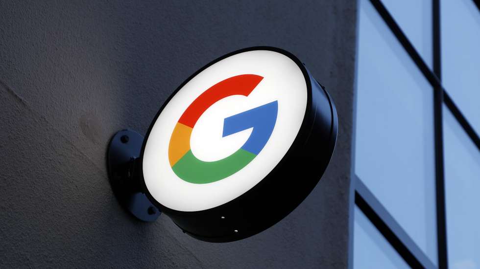 epa09281588 A view of the Google 'G' sign at the entrance to the Google retail store in the Chelsea neighborhood of New York, New York, USA, 17 June 2021. The Google Store, which opened today, will allow customers to browse through and buy an extensive selection of products made by Google, ranging from Pixel phones, Nest products, Fitbit devices and Pixelbooks.  EPA/JASON SZENES