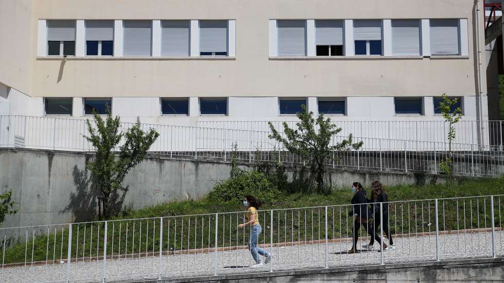 Alunos na Escola Secundária Infanta Dona Maria, em Coimbra, 17 de maio de 2021. A diretora da escola aponta para o contexto familiar como uma característica muito relevante para a posição, no ranking, da Escola Secundária Infanta Dona Maria, em Coimbra, que foi a melhor escola pública do país no ranking em 2020 (34.ª no total) e onde para além das “boas condições físicas” e um “conjunto de professores que ajuda os seus alunos a alcançarem” , também o contexto familiar tem papel importante nos resultados da escola. (ACOMPANHA TEXTO DA LUSA DO DIA 21 DE MAIO DE 2021). PAULO NOVAIS/LUSA