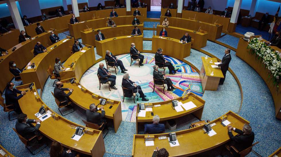 O Presidente do Governo Regional dos Açores, José Manuel Bolieiro (D), discursa durante a cerimónia de tomada de posse do Governo Regional dos Açores de coligação entre PSD, CDS e PPM realizada na Assembleia Legislativa da Região Autónoma dos Açores, Cidade da Horta, Ilha do Faial, Açores, 24 de novembro de 2020. EDUARDO COSTA/LUSA