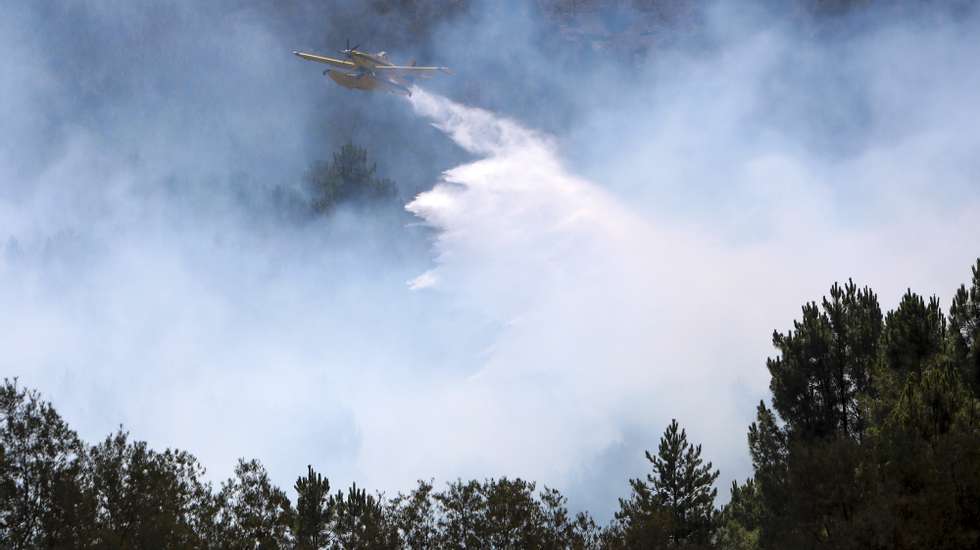 Um avião combate as chamas durante um incêndio no vale glaciar de Beijames, Covilhã, 9 de agosto de 2022. Este incêndio que deflagrou no sábado na localidade de Garrocho, no concelho da Covilhã (Castelo Branco), continua ativo e está a ser combatido por mais de 580 operacionais. MIGUEL PEREIRA DA SILVA/LUSA