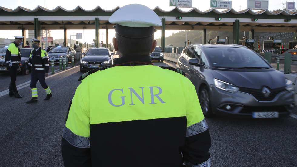 Ação de fiscalização e sensibilização rodoviária da Guarda Nacional Republicana (GNR), no âmbito da operação “Natal e Ano Novo 2021” que se realiza até dia 2 de janeiro de 2022, com o objetivo de combater a criminalidade e intensificar o patrulhamento rodoviário nas vias de maior tráfego durante este período, através do esforço de patrulhamento, para garantir as festividades e as deslocações em segurança, portagens de Alverca, Vila Franca de Xira, 30 de dezembro de 2021. MANUEL DE ALMEIDA/LUSA