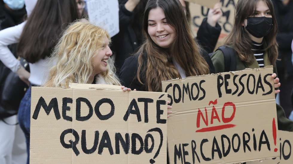 Manifestação junto à Reitoria da Universidade de Lisboa "Contra o Assédio nas Universidades", convocada pelo Movimento contra o Assédio no Meio Académico, cujo objetivo é a consciencialização dos estudantes e da restante comunidade académica, a recolha de informação real e atual, promoção do um debate apelativo a uma postura reivindicativa dos estudantes e a apresentação de propostas de combate ao assédio nas universidades, a apresentar às instituições, Lisboa, 07 de abril de 2022.  MANUEL DE ALMEIDA/LUSA