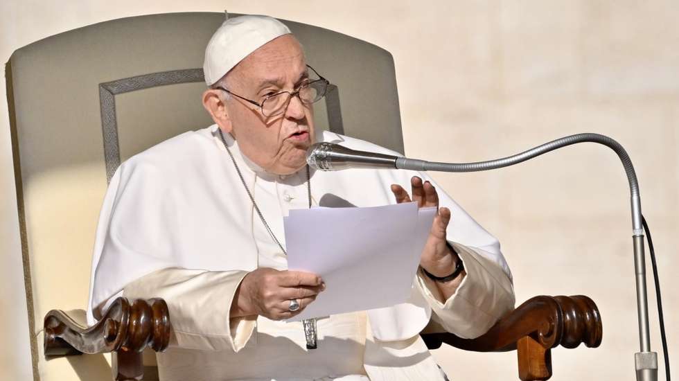 epa10885321 Pope Francis holds his weekly general audience in Saint Peter's Square, Vatican City, 27 September 2023.  EPA/ALESSANDRO DI MEO