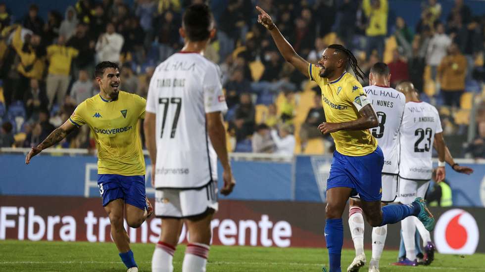 Cassiano (D) do Estoril Praia festeja um golo contra o Casa Pia durante o jogo da I Liga de Futebol disputado no Estádio António Coimbra da Mota, Estoril, 10 de novembro de 2023. MANUEL DE ALMEIDA/LUSA