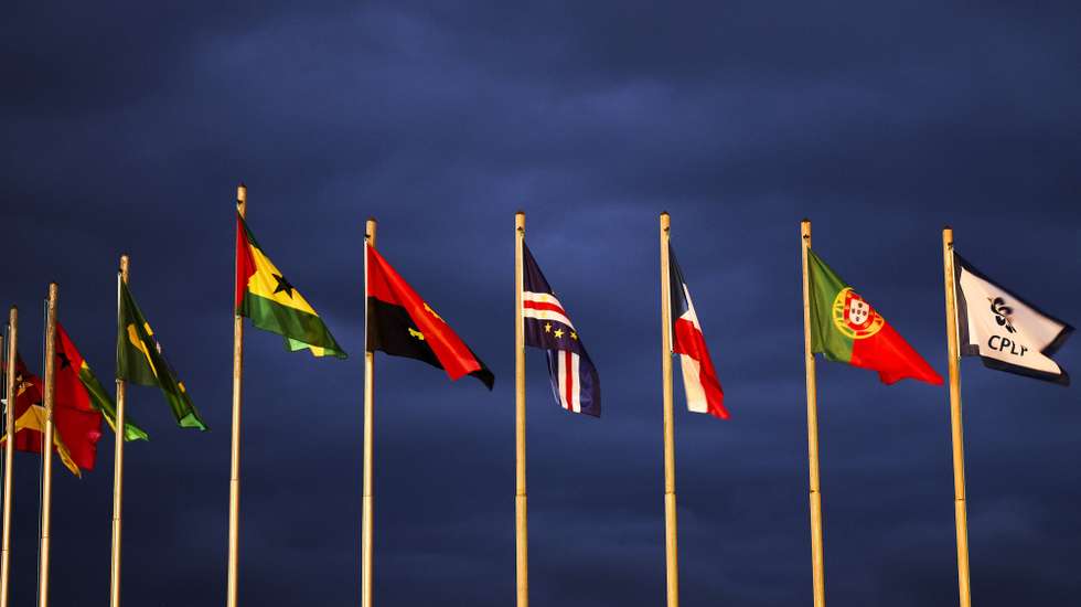 Bandeiras dos países da CPLP no aeroporto na vespera da XIV Conferência de Chefes de Estado e de Governo da CPLP em Sao Tome e Principe, 26 de Agosto 2023. A CPLP, que integra Angola, Brasil, Cabo Verde, Guiné-Bissau, Guiné Equatorial, Moçambique, Portugal, São Tomé e Príncipe e Timor-Leste, realiza a 14.ª conferência de chefes de Estado e de Governo, em São Tomé e Príncipe, no próximo domingo, sob o lema "Juventude e Sustentabilidade". ESTELA SILVA/LUSA