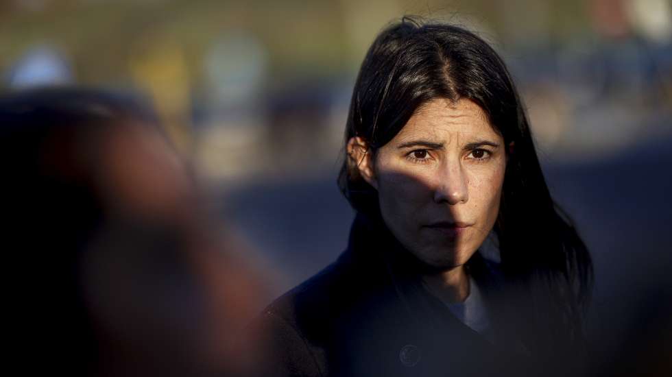 A coordenadora nacional do Bloco de Esquerda (BE), Mariana Mortágua, fala com os signatários da "Carta aberta dos profissionais de saúde da área materno-infantil de Lisboa e Vale do Tejo sobre a degradação dos cuidados de saúde da região”, junto ao Hospital Hospital Professor Doutor Fernando Fonseca, na Amadora, 19 de  dezembro de 2023. FILIPE AMORIM/LUSA
