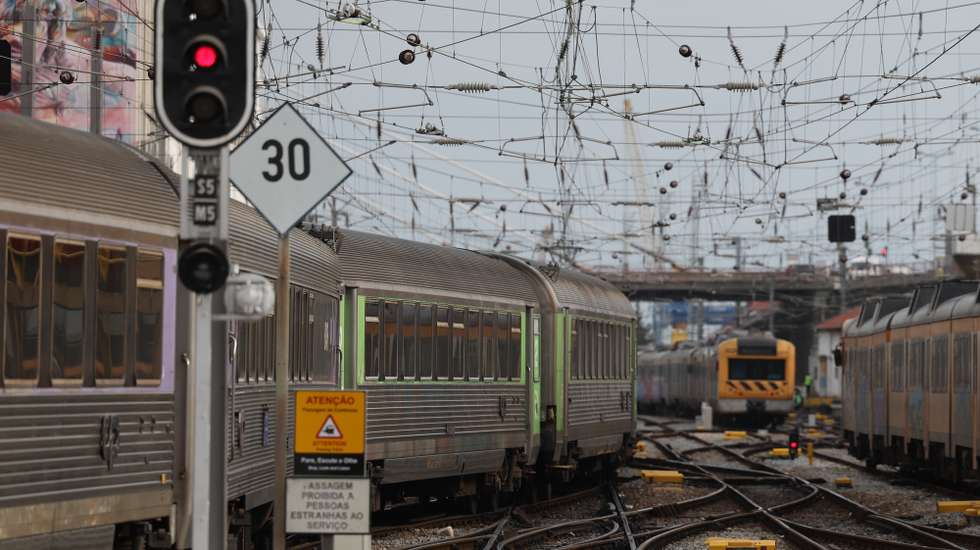 A CP suprimiu 143 comboios dos 249 programados entre as 00:00 e as 08:00 de hoje devido à greve dos trabalhadores da transportadora, segundo um balanço enviado pela empresa à Lusa, Santa Apolónia, Lisboa, 27 de fevereiro de 2023. Os trabalhadores da CP dão hoje início a mais greves, com a transportadora a alertar para “fortes perturbações” até 02 de março, num protesto pelo impasse nas negociações salariais que também envolve a Infraestruturas de Portugal (IP). TIAGO PETINGA/LUSA