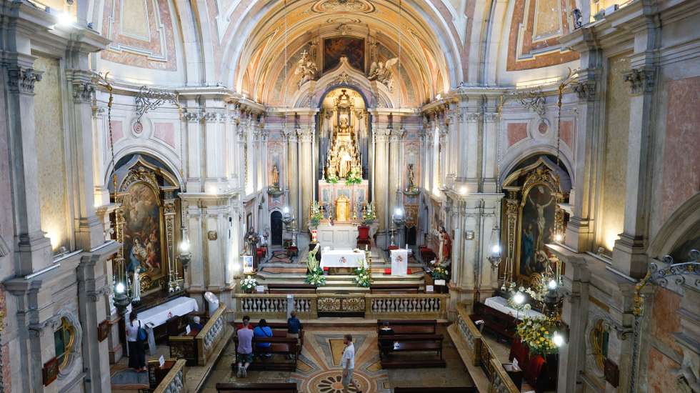 Igreja de Santo António, em Lisboa, 19 de junho de 2024. Segundo o patriarcado de Lisboa, em 2019 passaram pela igreja, só em grupos organizados, 500.000 pessoas, realizando-se missas em mais de cem línguas. (ACOMPANHA TEXTO DE 28-06-2024) ANTÓNIO PEDRO SANTOS/LUSA
