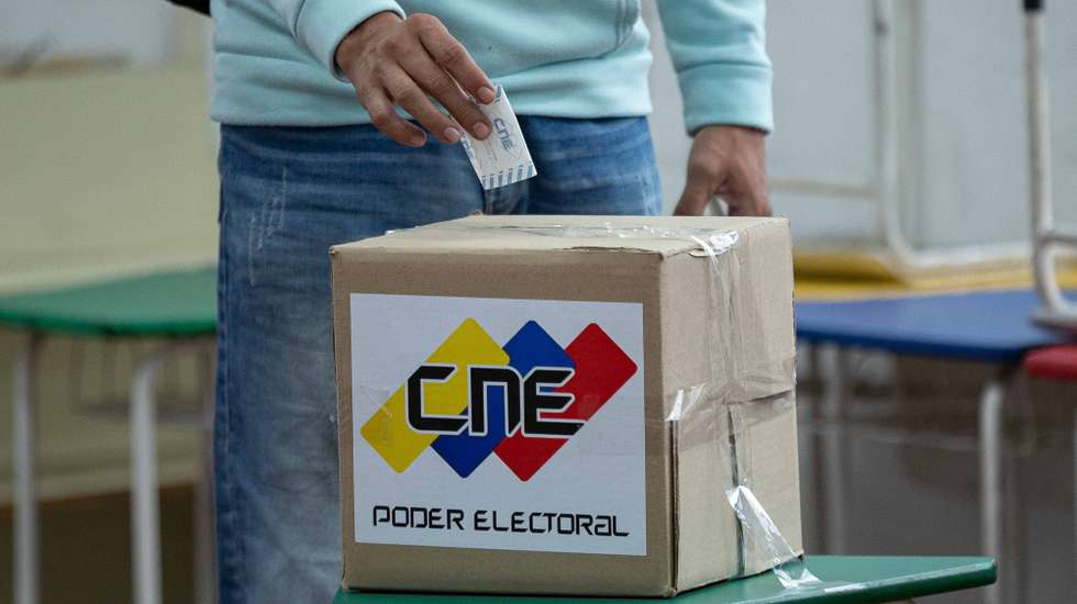 epa11448086 A Venezuelan man casts his ballot in the electoral drill in a polling center in Caracas, Venezuela, 30 June 2024. The polling centers enabled for the drill of the upcoming July 28 presidential elections in Venezuela began to open their doors after 8:00 local time (12:00 GMT) with scarce attendance, which is expected to increase throughout the day.  EPA/RONALD PENA R