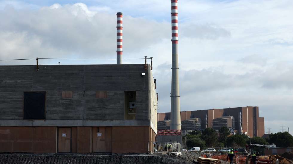 Obra de construção do centro de dados Sines 4.0, da empresa Start Campus (com a central termoelétrica da EDP desativada em 2021 ao fundo), em Sines, 06 de dezembro de 2023. A empresa responsável pela construção do Centro de Dados SINES 4.0 refutou hoje alegadas irregularidades ambientais e argumentou que o terreno onde está o edifício foi-lhe entregue “já limpo e lavrado” em dezembro de 2021. (ACOMPANHA TEXTO DA LUSA DO DIA 07 DE DEZEMBRO DE 2023). NUNO VEIGA/LUSA