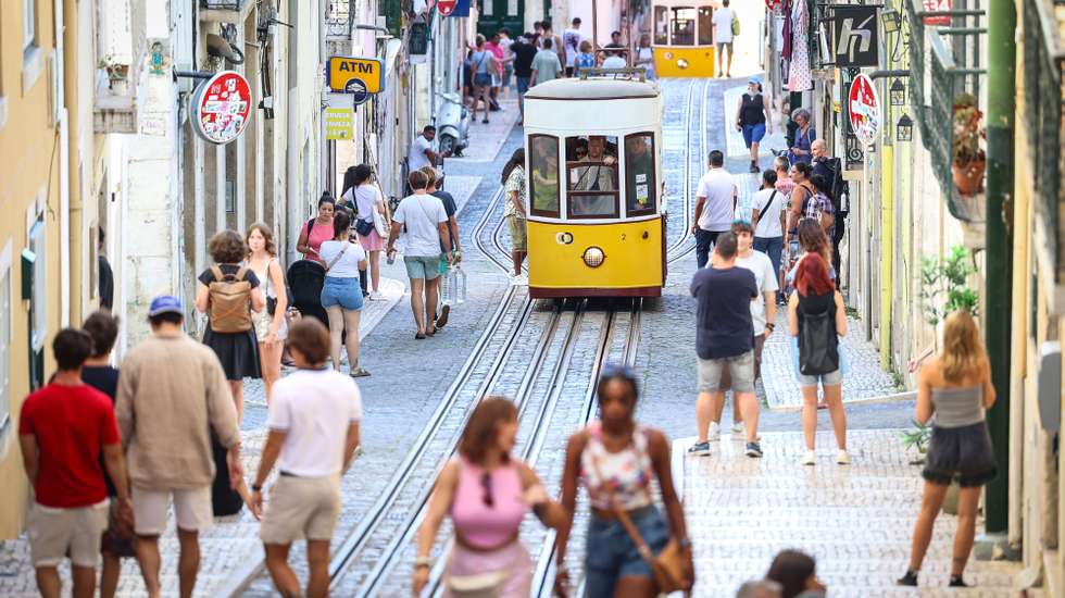 Turistas passeiam junto ao elevador da Bica, em Lisboa, 06 de agosto de 2024. Baixa. Turismo. Bica. Ascensor. ANTÓNIO PEDRO SANTOS/LUSA