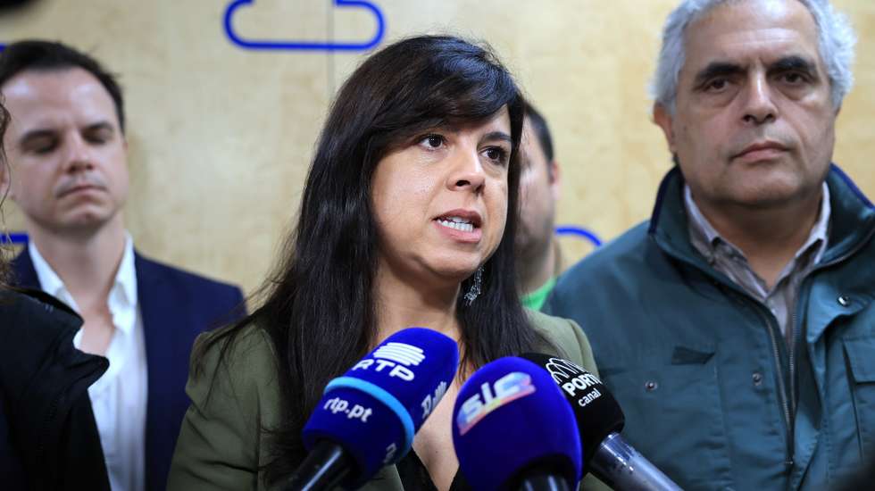 A porta-voz do Pessoas-Animais-Natureza (PAN), Inês de Sousa Real (C), acompanhada pelo deputado municipal do PAN, Paulo Vieira de Castro (D), fala aos jornalistas durante a visita ao Centro de Recolha Oficial de Animais do Porto (CROA), no Porto, 07 de outubro de 2024. ESTELA SILVA/LUSA