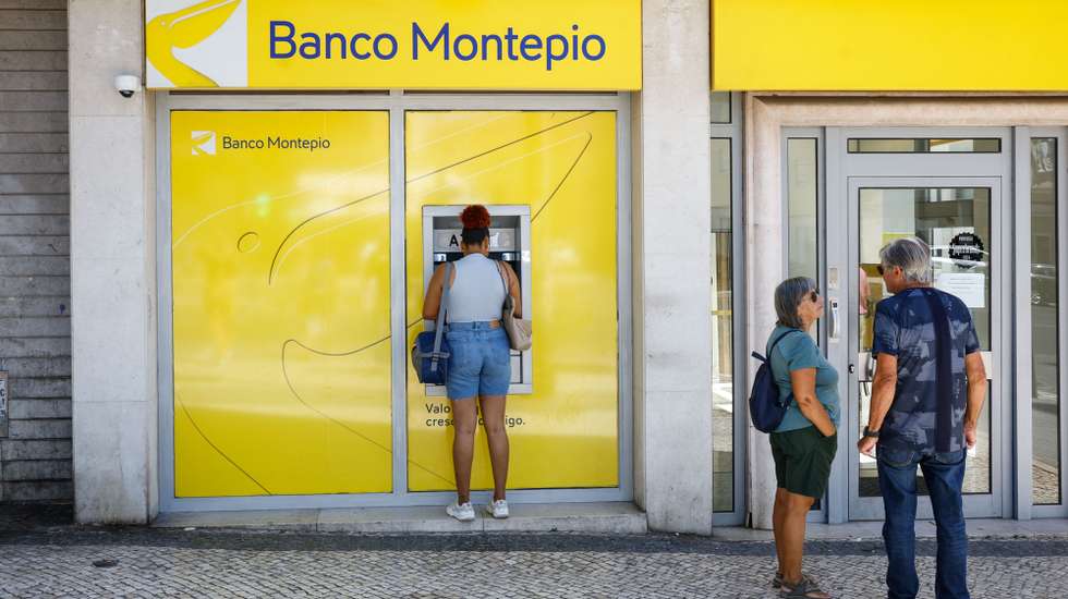 Uma mulher realiza operações bancárias num multibanco de uma sucursal do Banco Montepio, em Lisboa, 12 de agosto de 2024. Banca. Montepio. Economia. Multibanco. ANTÓNIO PEDRO SANTOS/LUSA