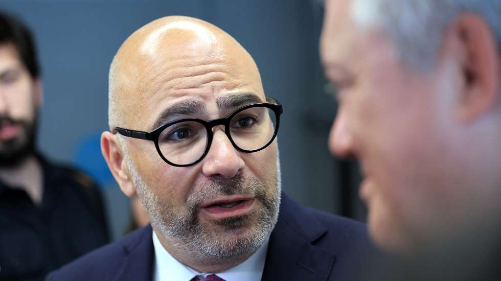 O ministro das Infraestruturas e Habitação, Miguel Pinto Luz (E), conversa com o presidente da Área Metropolitana do Porto, Eduardo Vítor Rodrigues, depois de se ter reunido com o Conselho Metropolitano do Porto, na Sede da Área Metropolitana do Porto, 03 de setembro de 2024. ESTELA SILVA/LUSA