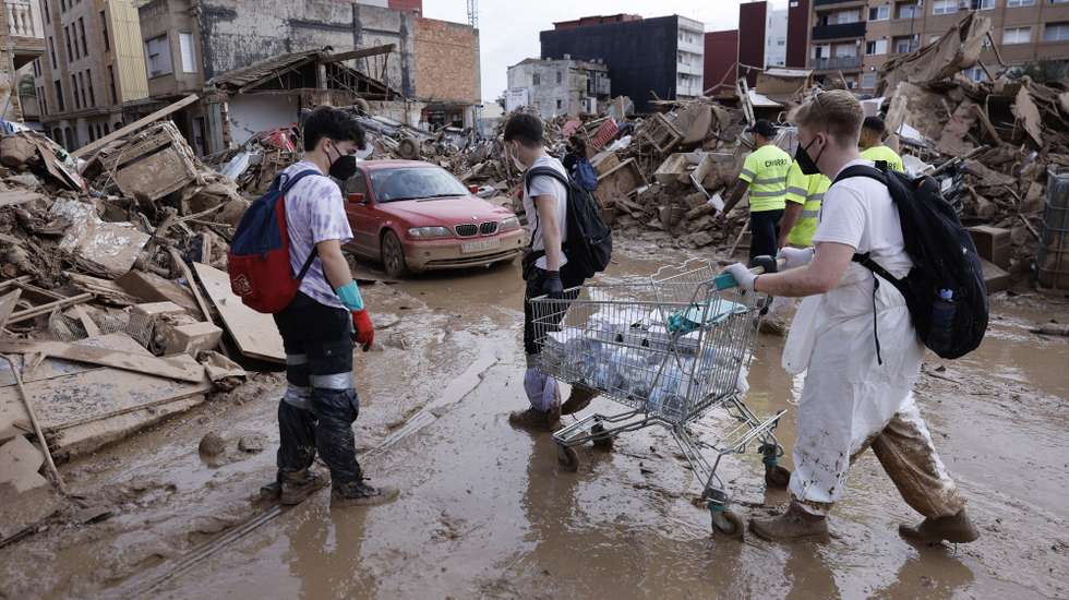 epa11710091 Volunteers distribute bottles of water in Catarroja, Valencia, Spain, 08 November 2024. The devastating floods in Valencia and neighboring provinces have caused at least 219 fatalities, as efforts continue to search for missing people, provide supplies, and care for the victims after the DANA (high-altitude isolated depression) weather phenomenon hit the east of the country on 29 October.  EPA/KAI FOERSTERLING