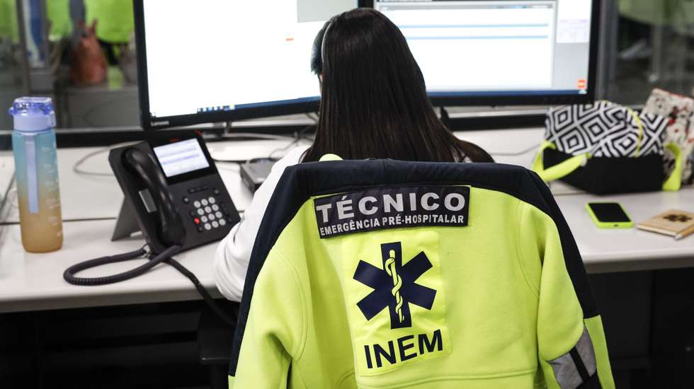 Uma técnica de emergência pré-hospitalar do Instituto Nacional de Emergência Médica (INEM), durante uma visita da ministra da Saúde, Ana Paula Martins (ausente da foto), em Lisboa, 12 de novembro de 2024. As falhas no INEM, devido a uma greve dos seus trabalhadores às horas extraordinárias, estão a ser associadas à morte de, pelo menos 10 pessoas, nos últimos dias. ANTÓNIO PEDRO SANTOS/LUSA