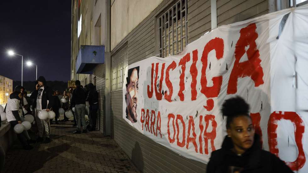 Familiares e amigos de Odair Moniz, cidadão cabo-verdiano baleado por um agente da Polícia de Segurança Pública (PSP) na madrugada de segunda-feira no Bairro da Cova da Moura, prestam a sua homenagem durante uma vigília promovida pelo movimento Vida Justa, uma semana após a sua morte, no Bairro do Zambujal, na Amadora, 28 de outubro de 2024. ANTÓNIO PEDRO SANTOS/LUSA