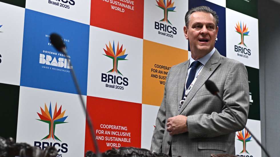 epa12037143 Brazil's Minister of Agriculture Carlos Favaro participates in a press conference after a meeting of ministers of the BRICS Agriculture working group in Brasilia, Brazil, 17 April 2025.  EPA/Andre Borges