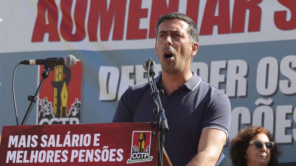 epa12011876 CGTP-IN union general secretary Tiago Oliveira speaks at the national demonstration organized by CGTP-IN for workers in the districts of Lisbon, Setubal, Santarem, Portalegre, Beja, Evora and Faro, in Lisbon, Portugal, 05 April 2025.  EPA/MANUEL DE ALMEIDA