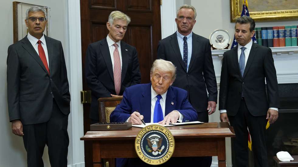 epa12094590 US President Donald J Trump (C) signs an executive order that he promises will lower the cost of those prescription drugs almost immediately after taking questions following his remarks on the India-Pakistan cease-fire, the new US-China Trade Deal, the return of Eden Alexander from Hamas captivity and the high cost of prescription drugs, in the Roosevelt Room of the White House in Washington, DC, USA, 12 May 2025. Standing behind the President, from left to right: Martin A Makary, Commissioner, US Food and Drug Administration (FDA); Jay Bhattacharya, Director, National Institutes of Health (NIH); US Secretary of Health and Human Services Robert F. Kennedy, Jr; and Mehmet Oz, Administrator, Centers for Medicare and Medicaid Services (CMMS).  EPA/CHRIS KLEPONIS/ POOL