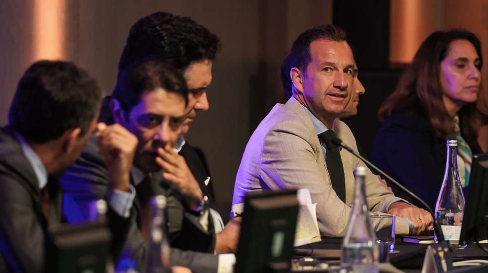 O presidente do SL Benfica Rui Costa (2-E) e o presidente do Sporting CP Frederico Varandas (3-D), durante a XV Cimeira de Presidentes da Liga Portuguesa de Futebol Profissional, no Arena Liga Portugal , na Arena Portugal, no Porto, 28 de maio de 2025. JOSÉ COELHO/LUSA