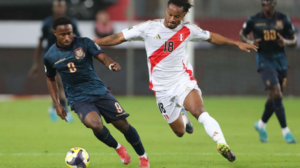 epa12169362 Peru's Andre Carrillo (R) vies for the ball with Ecuador's John Yeboah during the FIFA CONMEBOL 2026 World Cup qualifier match between Peru and Ecuador at Nacional stadium in Lima, Peru, 10 June 2025.  EPA/Paolo Aguilar
