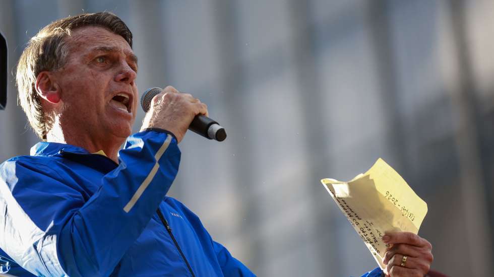 epa12205248 Former Brazilian president Jair Bolsonaro speaks to his supporters at a rally in Sao Paulo, Brazil, 29 June 2025. Brazilians were demonstrating in support of former President Jair Bolsonaro.  EPA/Sebastiao Moreira