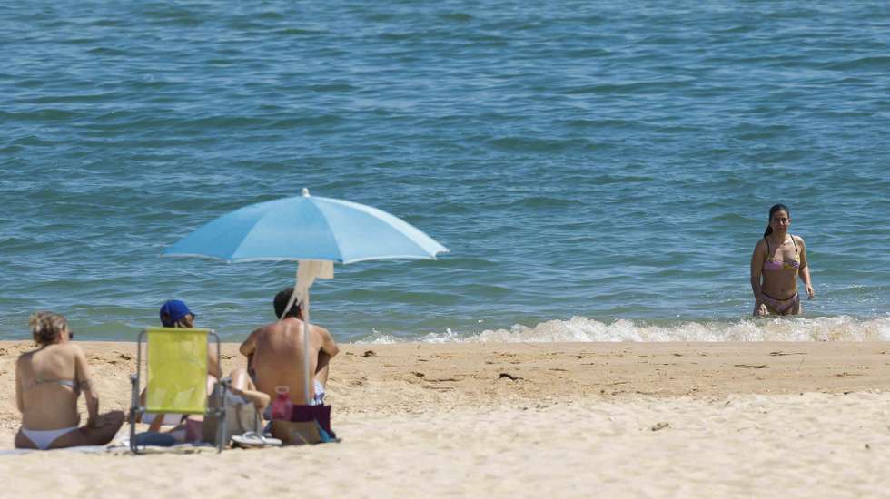 O bom tempo que se começa a sentir no Algarve atrai turistas para as praias do sotavento, Praia Verde,  Castro Marim, 27 de maio de 2025. LUÍS FORRA/LUSA