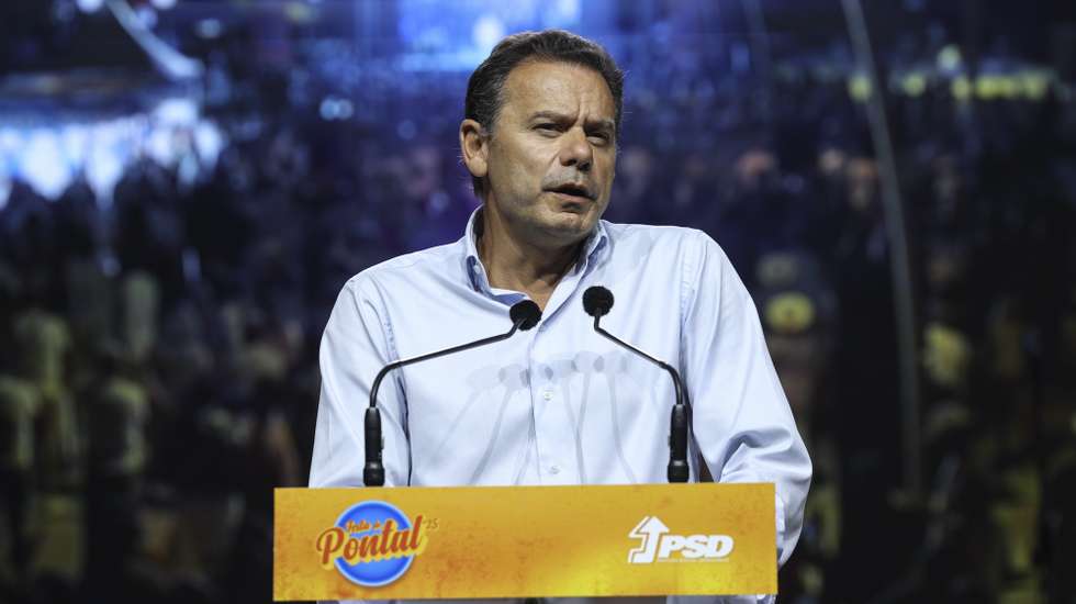O presidente do PSD, Luís Montenegro intervém na festa do pontal do PSD, que marca a rentrée política do partido, esta tarde em Quarteira. 14 de Agosto de 2025.  MIGUEL A. LOPES/LUSA