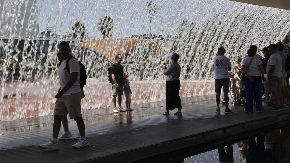 epa12281986 People cool themselves at a fountain in Lisbon, Portugal, 03 August 2025. A heatwave hit mainland Portugal with temperatures above 40 degrees Celsius.  EPA/MIGUEL A. LOPES