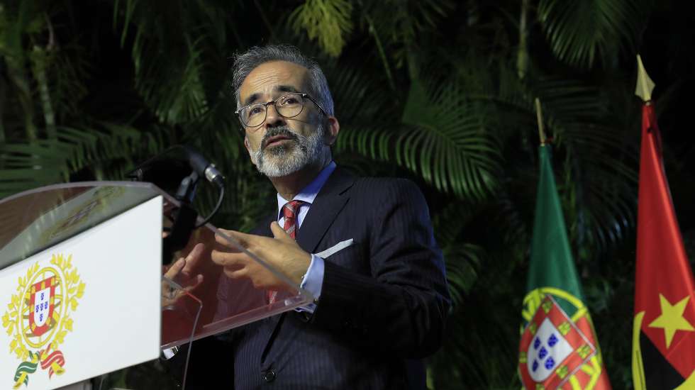 O ministro de Estado e dos Negócios Estrangeiros, Paulo Rangel, discursa na residência do embaixador de Portugal em Luanda após a sua chegada ao país para participar na cerimónia de celebração dos 50 anos de independência de Angola, cerimónia que reunirá mais de uma dezena de chefes de Estado e representantes estrangeiros, Luanda, Angola, 10 de novembro de 2025. A visita, segundo uma nota divulgada pela presidência, “constituirá um momento muito significativo na relação de estreita cooperação e profunda amizade entre Portugal e Angola”. AMPE ROGÉRIO/LUSA