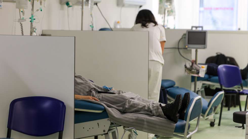 Foi hoje oficialmente inaugurado pela ministra da Saúde, Ana Paula Martins (ausente da fotografia), o novo Hospital de Dia de Adultos do Instituto Português de Oncologia (IPO) em Lisboa, 15 de novembro de 2024. O novo espaço permite não só alargar a capacidade de tratamento antineoplásico em Hospital de Dia, uma vez que passa de um total de 25 para 35 postos de tratamento, como potencia o crescimento da capacidade nos serviços de internamento, através de afetação dos postos de hospital de dia que existiam naqueles serviços. TIAGO PETINGA/LUSA