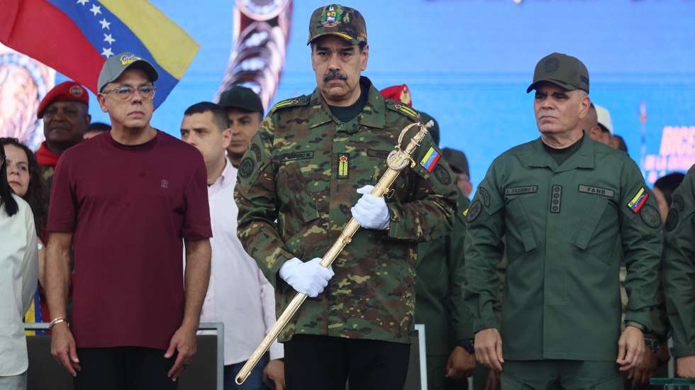epa12548971 Venezuelan President Nicolas Maduro holds the Sword of Peru during an event marking the bicentennial of its delivery to Simon Bolivar, in Caracas, Venezuela, 25 November 2025.  EPA/MIGUEL GUTIERREZ