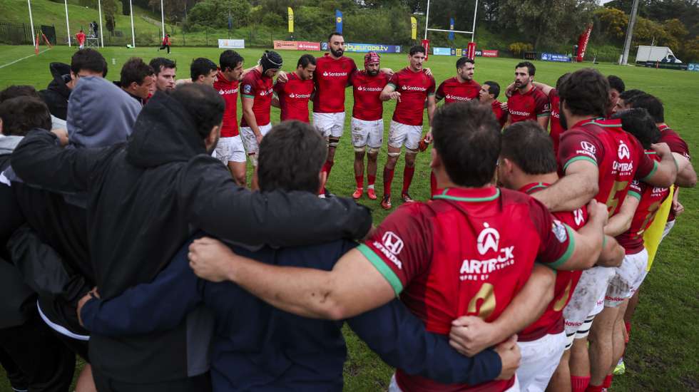 Jogadores e equipa técnica da seleção de Portugal de râguebi reunidos no final do jogo de atribuição do 3.º lugar do Campeonato da Europa entre Portugal e a Roménia, disputado no estádio do Jamor, Oeiras, Lisboa, 16 de março de 2025. Portugal perdeu o jogo contra a Roménia por 7-21. JOSÉ SENA GOULÃO/LUSA