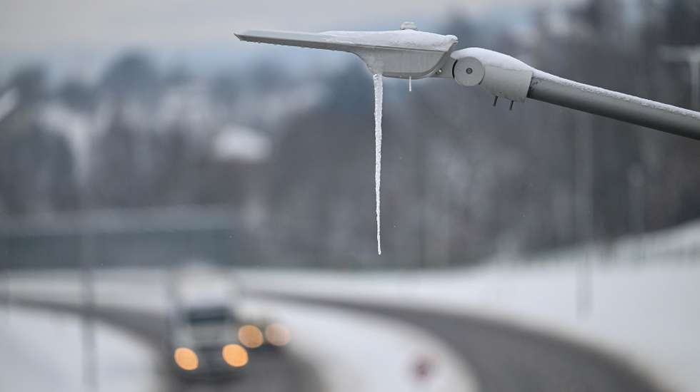 epa12633660 An icicle forms on a structure near a highway in Przemysl, Subcarpathian Voivodeship, southeastern Poland, 07 January 2026. The Polish Institute of Meteorology and Water Management expects to extend first-degree warnings for heavy snowfall in the Lublin, Podkarpackie and Malopolskie voivodeships, and to issue second-degree heavy snowfall warnings for parts of the Podkarpackie and Malopolskie voivodeships.  EPA/DAREK DELMANOWICZ POLAND OUT