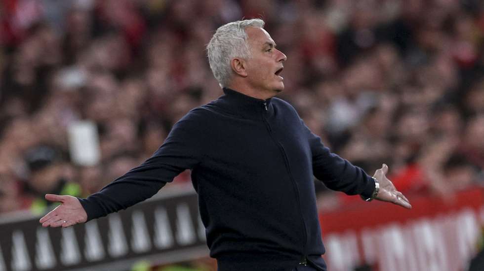 epa12804738 Benfica head coach José Mourinho (L) reacts during the Portuguese First League soccer match against FC Porto at Luz stadium in Lisbon, Portugal, 08 March 2026.  EPA/MIGUEL A. LOPES