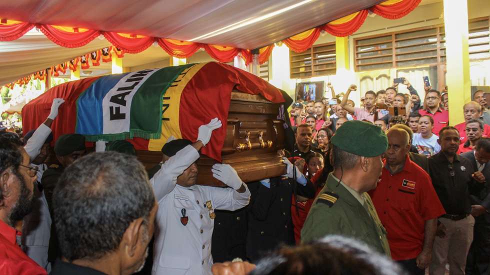 Milhares de timorenses prestaram hoje em Díli a uma última homenagem a Francisco Guterres 'Lu Olo', ex-Presidente de Timor-Leste, que morreu domingo, acompanhando as cerimónias fúnebres do "veio do povo e que voltou como povo", 26 de junho de 12026. ANTÓNIO AMARAL / LUSA