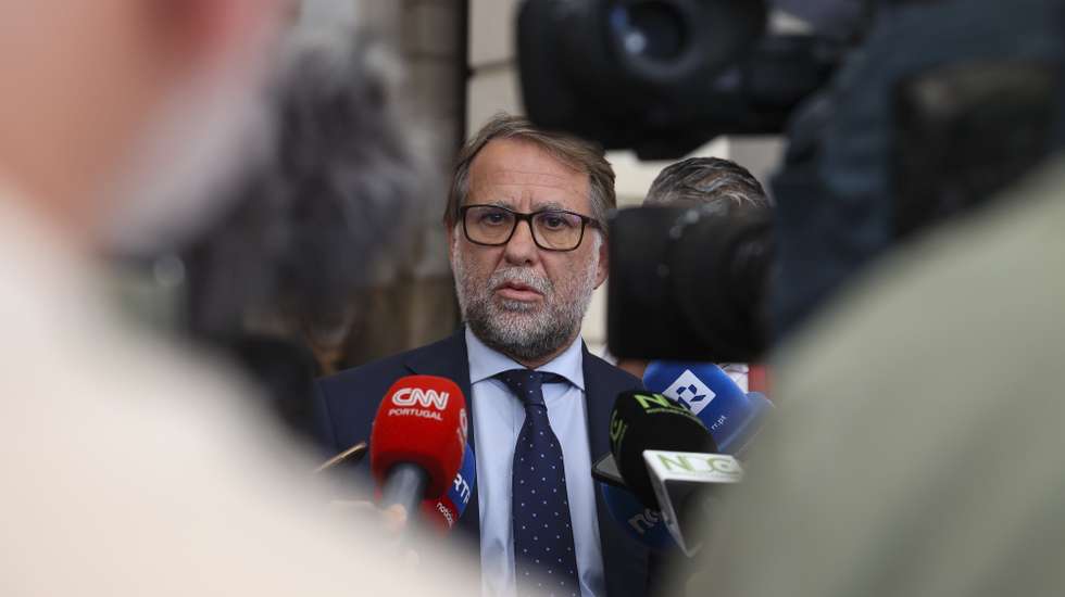 O ministro da Administração Interna, Luís Neves, fala aos jornalistas durante a visita ao local proposto, pela câmara para a nova localização da Esquadra n.º 2 da PSP de Coimbra, 1 de julho de 2026. PAULO NOVAIS/LUSA