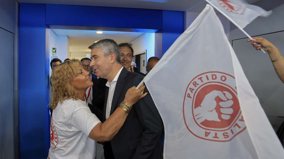 O secretário-geral do Partido Socialista, José Luís Carneiro (C) à chegada ao Congresso Federativo de Braga, no Pavilhão Prof. Aníbal Nascimento, Vieira do Minho, 11 de Julho de 2026. MANUEL FERNANDO ARAÚJO/ LUSA