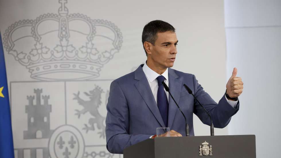 epa13284703 Spanish Prime Minister Pedro Sanchez announces the government's reapproval of two housing decree-laws during a press conference following a Cabinet meeting at Moncloa Palace in Madrid, Spain, 06 October 2026. The measures, previously rejected by Congress, are to be submitted to the Permanent Deputation following the dissolution of parliament, while the 23 September eviction of 87-year-old Maricarmen Abascal from her Madrid home after about 70 years sparked housing protests across Spain.  EPA/JAVIER LIZON
