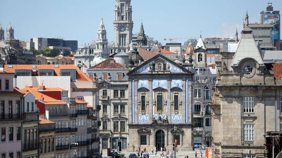 Na zona da baixa, a venda de bebidas alcoólicas após as 21h00 só é autorizada em cafés, bares, restaurantes e discotecas