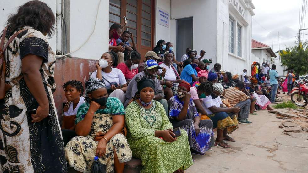 epa09104704 People await the arrival of more ships from Palma district with people fleeing attacks by rebel groups, in Pemba, Mozambique, 29 March 2021. Survivors of the 24 March attacks carried out by Islamist militants in Palma, northern Mozambique are to arrive on boats in Pemba.  EPA/LUIS MIGUEL FONSECA