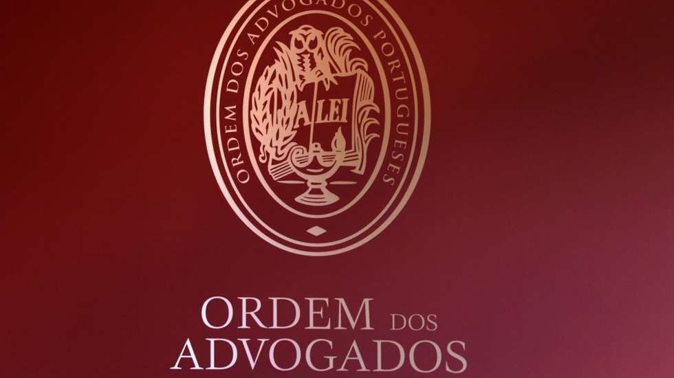 A bastonária da Ordem dos Advogados (OA), Fernanda de Almeida Pinheiro, explicou que o acordo vai permitir recuperar o "atraso de anos e dar uma resposta plena e cabal aos cidadãos imigrantes e cidadãos migrantes que querem ver regularizada a situação".