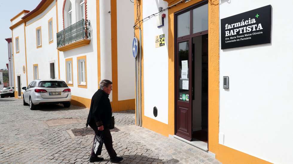 Idosos de arronches aguardam vez à porta da única farmácia disponível em Arronches, Portalegre, 18 de março de 2020. A maioria dos idosos da vila de Arronches, no Alto Alentejo, permanecia hoje em casa e em “alerta” com a evolução do surto de Covid-19, mas outros com menos cautelas mantêm a rotina diária. NUNO VEIGA/LUSA