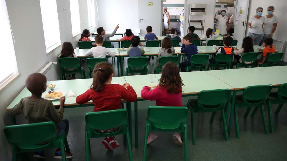 Equipas multidiciplinares da Câmara Municipal de Lisboa e da Saúde durante as vistorias a todas as escolas da cidade de Lisboa para verificar cumprimento dos planos de contingência e medidas da DGS devido à pandemia de covid-19, escola EB1 e Jardim de Infância do Armador, em Marvila, 02 de outubro de 2020. Ao longo de uma hora, a equipa andou pelos corredores da escola, sinalizados com setas coloridas para indicar os percursos de entrada e saída de cada espaço e os sentidos em que os alunos devem circular, fazendo perguntas sobre a divisão dos espaços e forma como as ‘bolhas’ de crianças estão organizadas. MANUEL DE ALMEIDA/LUSA
