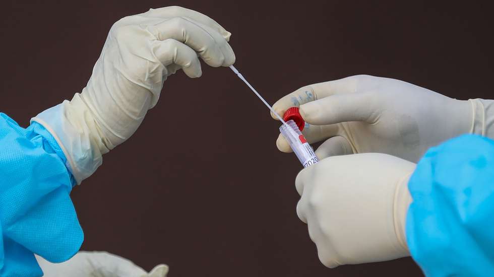 Profissionais de saúde realizam testes contra a Covid-19