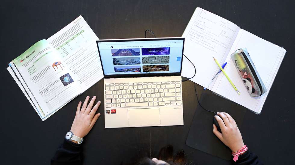 Uma aluna do 7.º ano de escolaridade assiste a uma aula à distância, em Oeiras, 08 de fevereiro de 2021. Após duas semanas de encerramento das escolas, em virtude do aumento exponencial de novas infeções provocadas pelo novo coronavírus, as aulas retomaram hoje em modo virtual. ANTÓNIO PEDRO SANTOS/LUSA